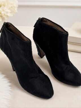 EL black pony-style calfskin ankle boots with a block heel and rear zip closure